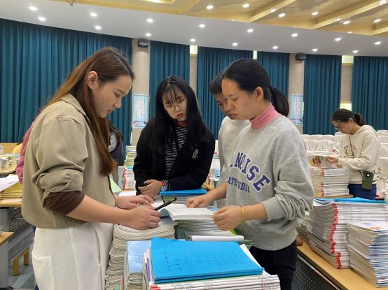图片包含 人, 室内, 站, 女人&#xA;&#xA;描述已自动生成