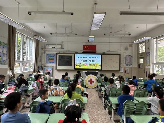 南京市翠屏山小学红十字会开展“儿童预防接种宣传日”宣传活动2