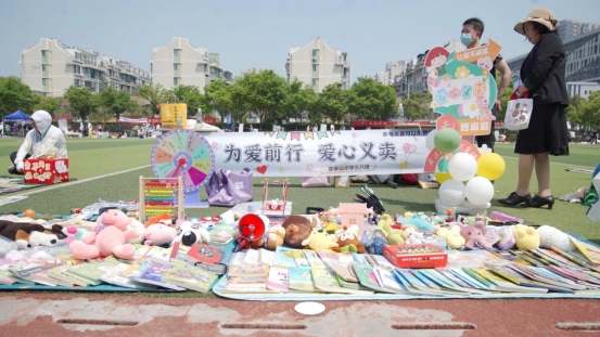 南京市翠屏山小学红十字会开展“博爱校园行”之爱心义卖活动2