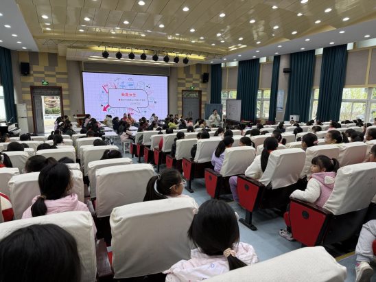 南京市翠屏山小学校红十字会开展“女生青春期”宣传活动1