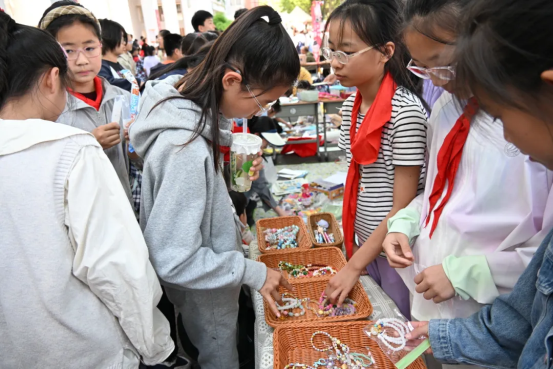 南京市翠屏山小学红十字会开展“博爱校园行”之爱心义卖活动2