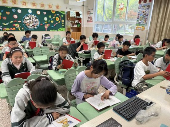 南京市翠屏山小学红十字会开展“世界红十字日”宣传活动2
