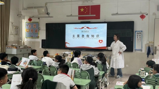 南京市翠屏山小学红十字会开展“世界红十字日”宣传活动3