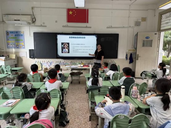 南京市翠屏山小学红十字会开展“防治碘缺乏病日”宣传活动2