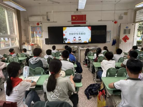 南京市翠屏山小学红十字会开展“学生营养日”宣传活动2