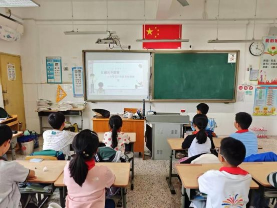 南京市翠屏山小学红十字会开展“青春期教育”宣传活动1