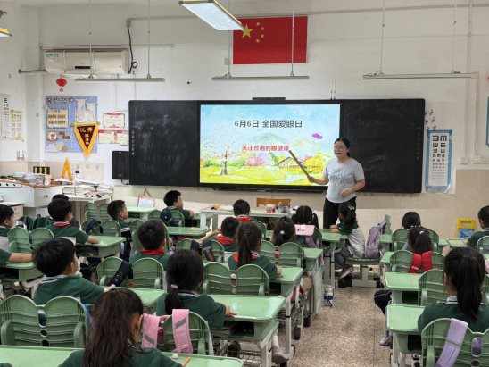南京市翠屏山小学红十字会开展“全国爱眼日”宣传活动2