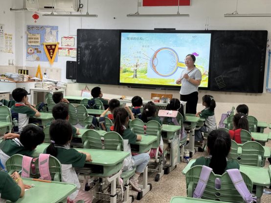 南京市翠屏山小学红十字会开展“全国爱眼日”宣传活动3