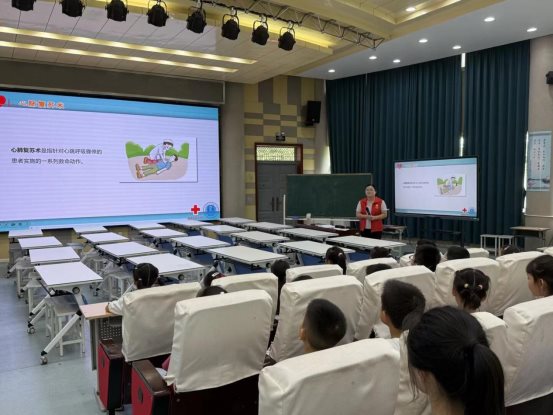 南京市翠屏山小学红十字会开展“红十字会员救护培训”活动1