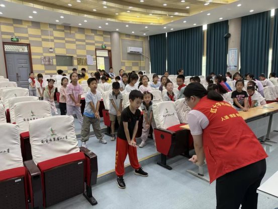 南京市翠屏山小学红十字会开展“红十字会员救护培训”活动2