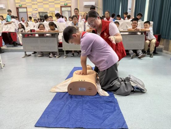 南京市翠屏山小学红十字会开展“红十字会员救护培训”活动3