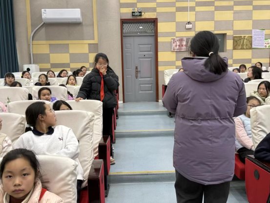 南京市翠屏山小学红十字会开展“青春期教育”宣传活动2